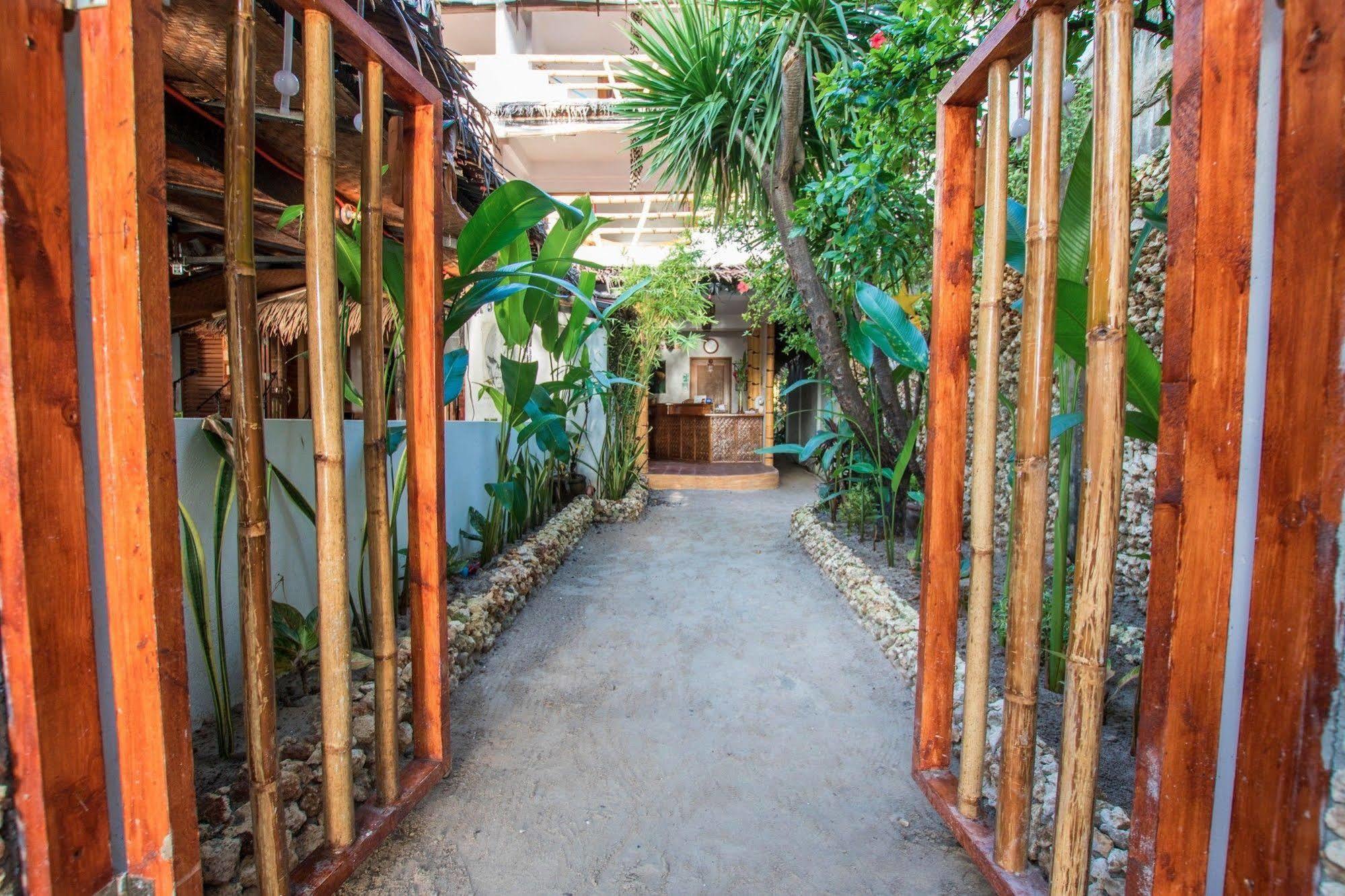 Bamboo Bungalows Resthouse Balabag  Exterior photo